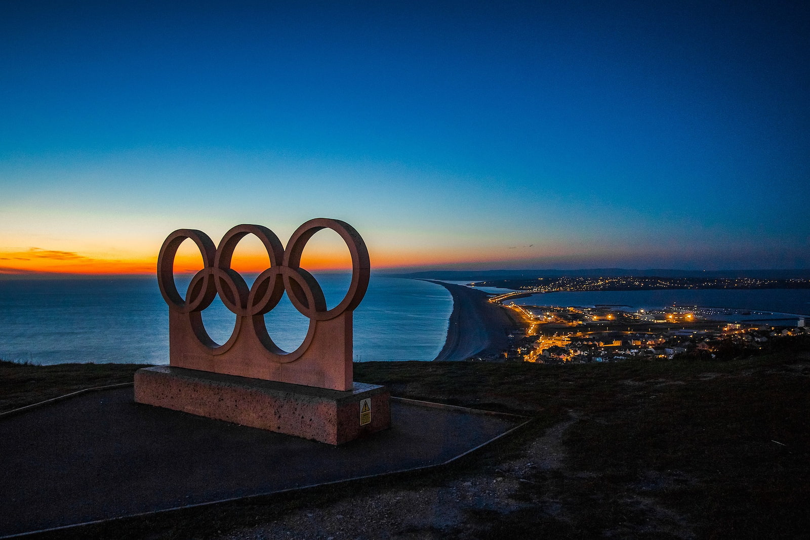 A monument of 5 metal rings in Portland USA at sunset